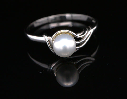 9ct White Gold Pearl Solitaire Size P Engagement Wave Ring R159