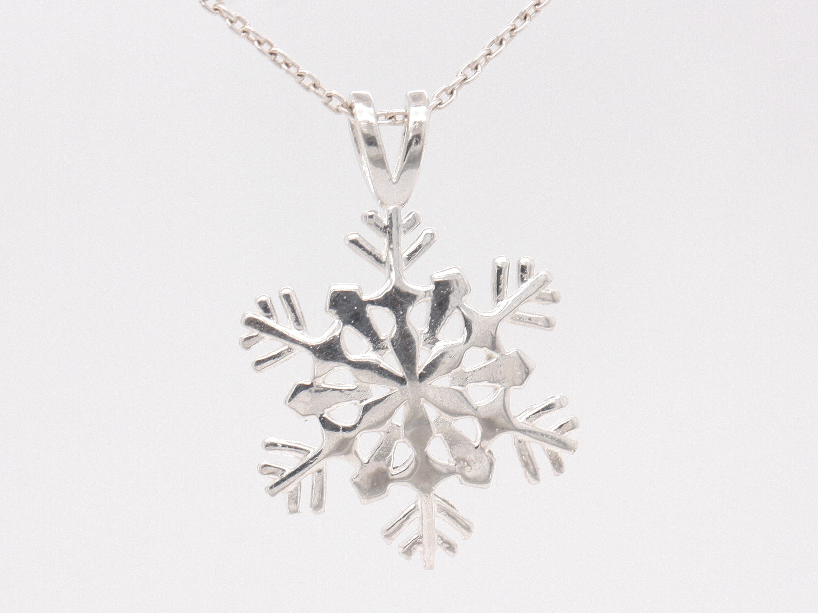 Small hot sale snowflake necklace